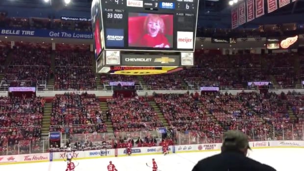 red-wings-ducks-crowd-cheer-little-kid-video.png